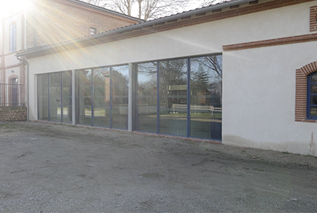 salle des fêtes de Donneville avec la scène au fond